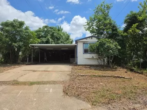 6344 S Highland Cir, Haltom City, TX 76117