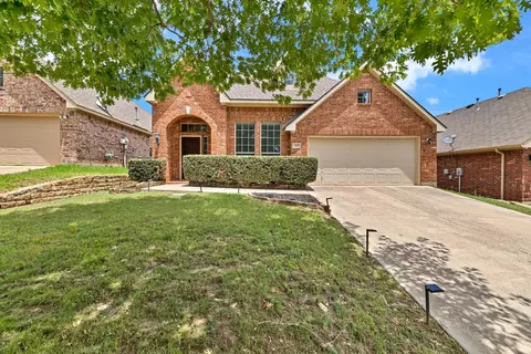 729 Red Elm Ln, Fort Worth, TX 76131