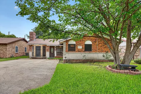 2422 Lakeshore Dr, Grand Prairie, TX 75051