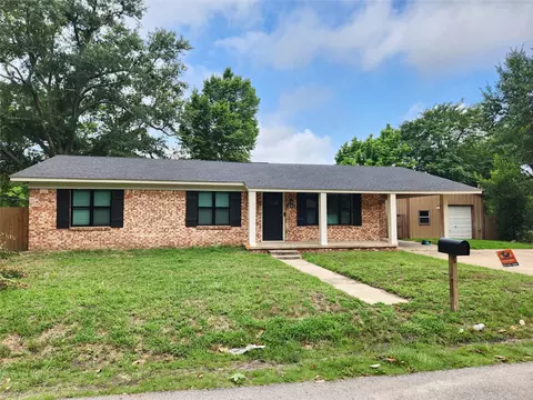 211 Betts Dr, Lindale, TX 75771