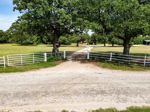 390 County Rd 1475 Rd, Chico, TX 76431