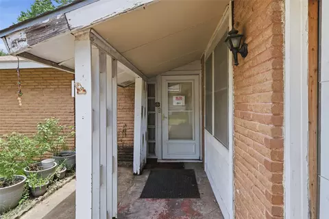 2006 Exeter St, Irving, TX 75062 photo 4