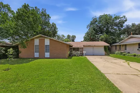 2006 Exeter St, Irving, TX 75062 photo 2