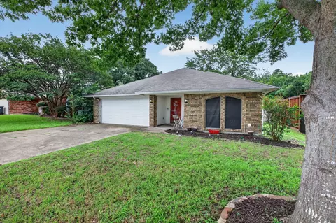 2128 Turf Club Dr, Arlington, TX 76017