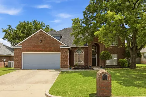 6836 Moss Ln, North Richland Hills, TX 76182