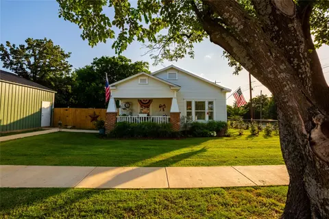611 Grayson St, Nocona, TX 76255