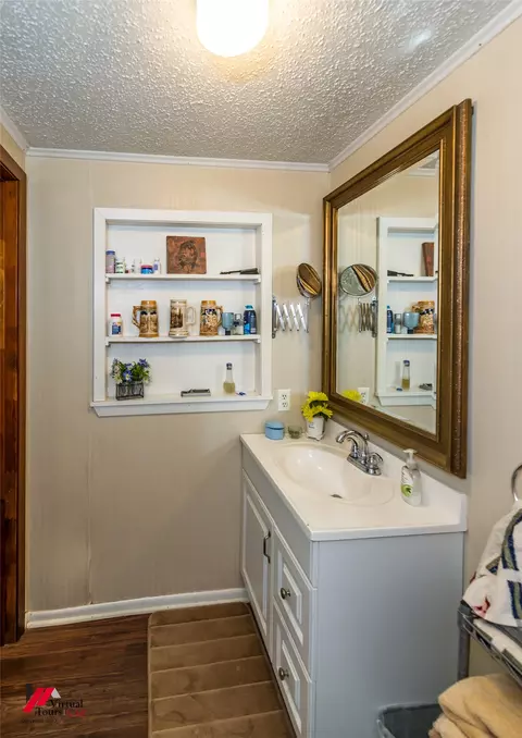 Bath - 125 Honeysuckle Dr, Converse, LA 71419 photo 2 of 4