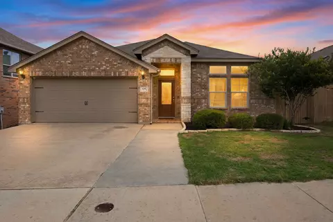 9236 Hunters Ct, White Settlement, TX 76108