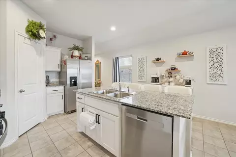 Kitchen - 136 Greengate Dr, Boyd, TX 76023 photo 3 of 4