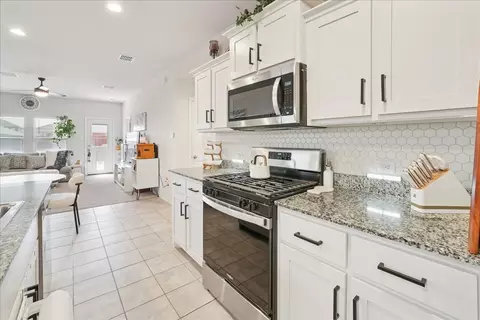 Kitchen - 136 Greengate Dr, Boyd, TX 76023 photo 2 of 4
