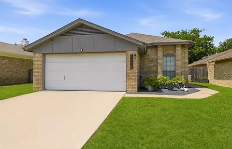 10618 Lone Pine Ln, Fort Worth, TX 76108
