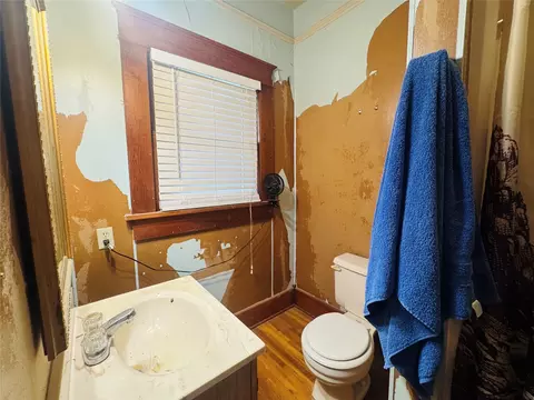 Bath - 605 N 2nd St, Haskell, TX 79521 photo 2 of 3