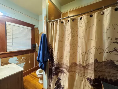 Bath - 605 N 2nd St, Haskell, TX 79521 photo 3 of 3