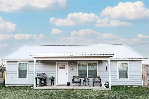 212 E Clay St, Bowie, TX 76230