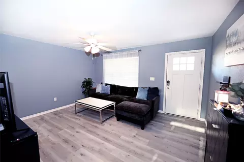 212 E Clay St, Bowie, TX 76230 photo 2