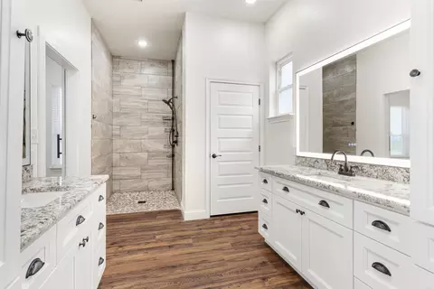 Bath - 1754 Riverview Dr, Cleburne, TX 76033 photo 1 of 5