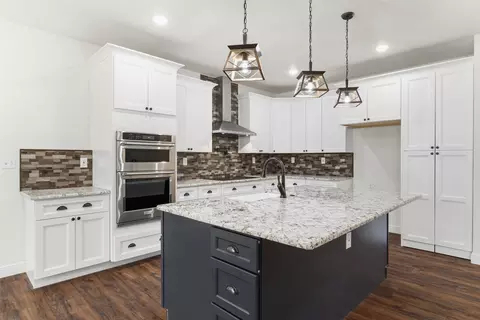 Kitchen - 1754 Riverview Dr, Cleburne, TX 76033 photo 2 of 5