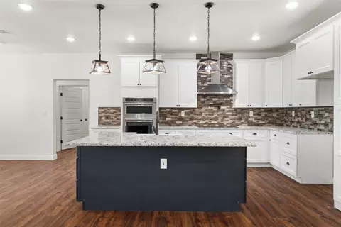Kitchen - 1754 Riverview Dr, Cleburne, TX 76033 photo 4 of 5