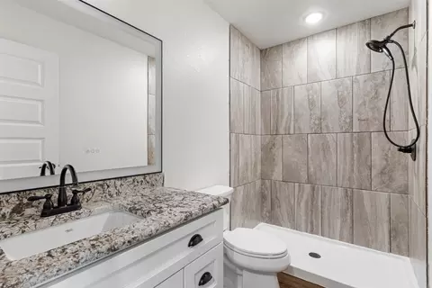 Bath - 1754 Riverview Dr, Cleburne, TX 76033 photo 3 of 5