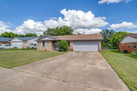 Exterior - 1413 Phillips St, Cleburne, TX 76033 photo 7 of 13
