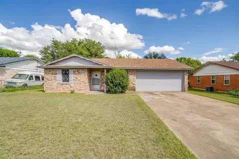 Exterior - 1413 Phillips St, Cleburne, TX 76033 photo 5 of 13