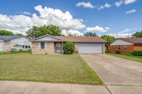 Exterior - 1413 Phillips St, Cleburne, TX 76033 photo 2 of 13