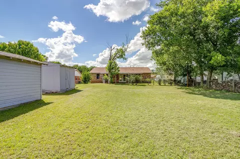 Exterior - 1413 Phillips St, Cleburne, TX 76033 photo 12 of 13