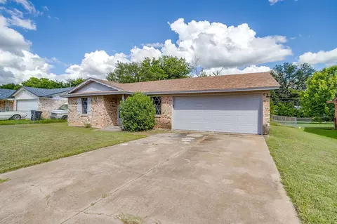 Exterior - 1413 Phillips St, Cleburne, TX 76033 photo 6 of 13