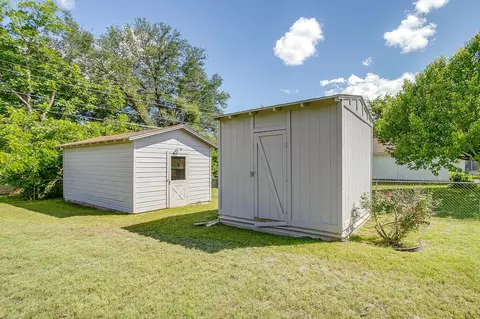 Exterior - 1413 Phillips St, Cleburne, TX 76033 photo 9 of 13