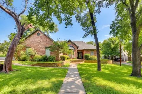718 W Couts St, Weatherford, TX 76086