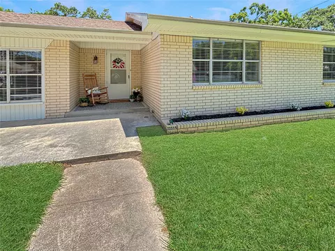 305 S Weatherford St, Chico, TX 76431
