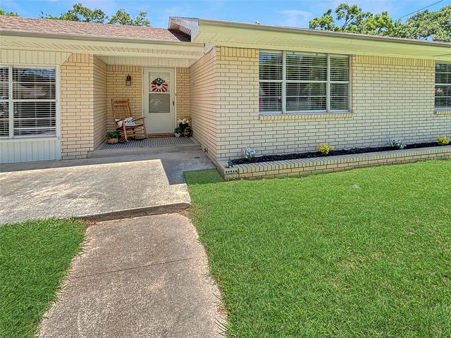 305 S Weatherford St, Chico, TX 76431