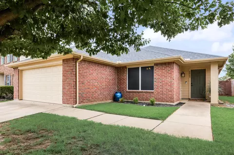 4848 Trail Hollow Dr, Fort Worth, TX 76244