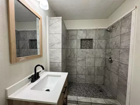 Bath - 1605 Jackson St, Commerce, TX 75428 photo 4 of 4