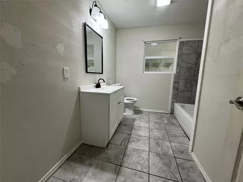 Bath - 1605 Jackson St, Commerce, TX 75428 photo 1 of 4