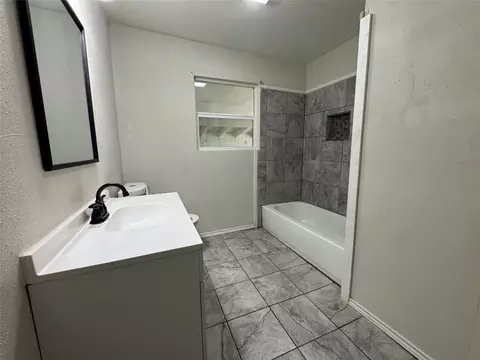 Bath - 1605 Jackson St, Commerce, TX 75428 photo 2 of 4