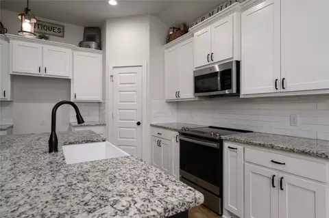 Kitchen - 300 Bronco Dr, Pilot Point, TX 76258 photo 3 of 4