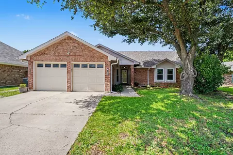 6852 Megan Ln, Fort Worth, TX 76182