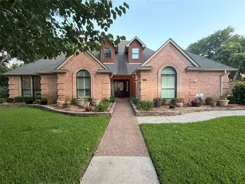 1125 Shady River Ct S, Benbrook, TX 76126