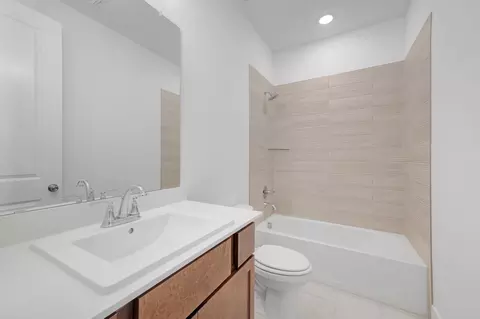 Bath - 1728 Nesting Robin Ln, Krum, TX 76249 photo 2 of 3