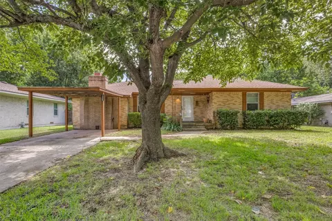 1306 Magnolia St, Gainesville, TX 76240