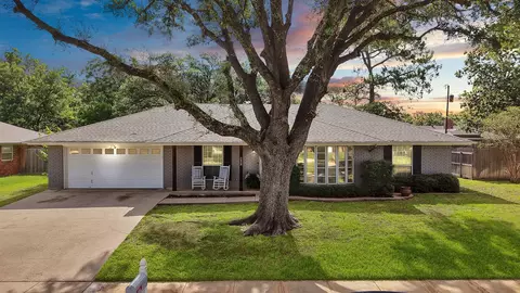 1615 Cresthaven Dr, Pantego, TX 76013