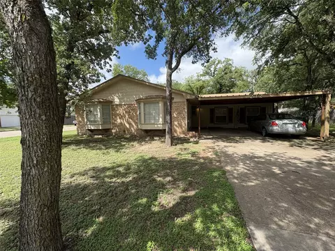 212 S Norma Dr, Lacy Lakeview, TX 76705