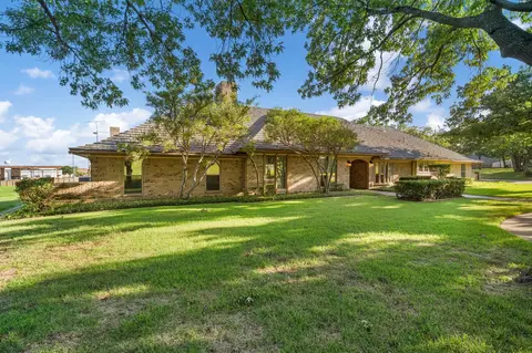8920 Martin Dr, North Richland Hills, TX 76182