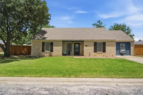 217 N Laramie Cir, Pilot Point, TX 76258