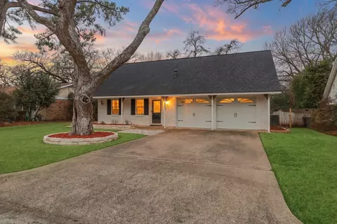 806 Waggoner Dr, Arlington, TX 76013
