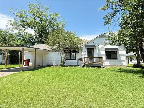 619 E 12th St, Bonham, TX 75418