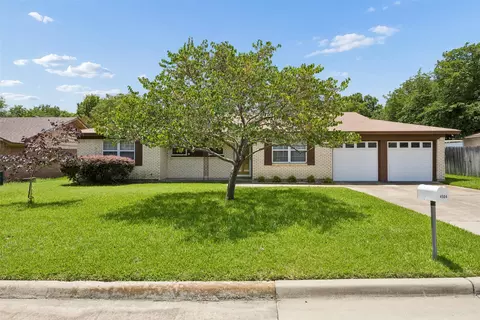 4504 Coffee Rd, Haltom City, TX 76117