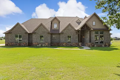 104 Rattling Antler Ct, Azle, TX 76020