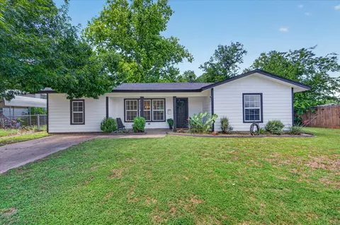 202 Taylor St, Burleson, TX 76028